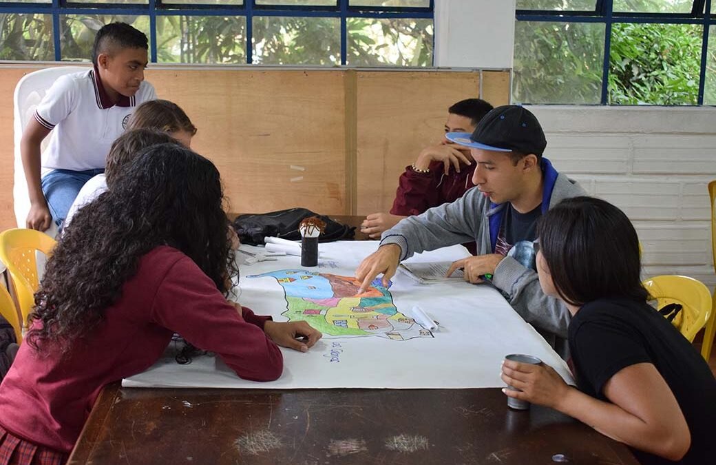 Tejiendo actos de paz en el territorio habitado:  Títeres en pantalla